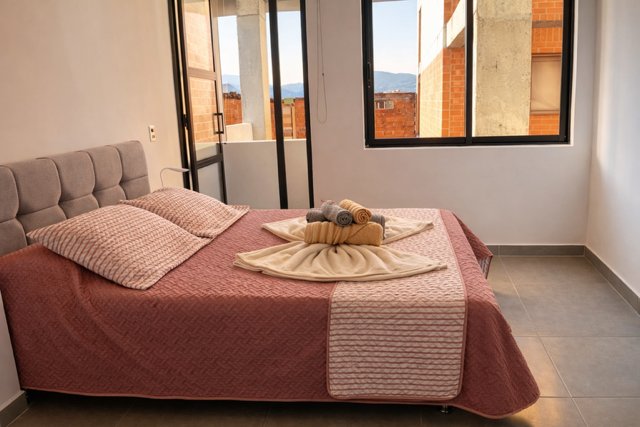 Alcoba principal apartamento El Rubí con vista a montañas
