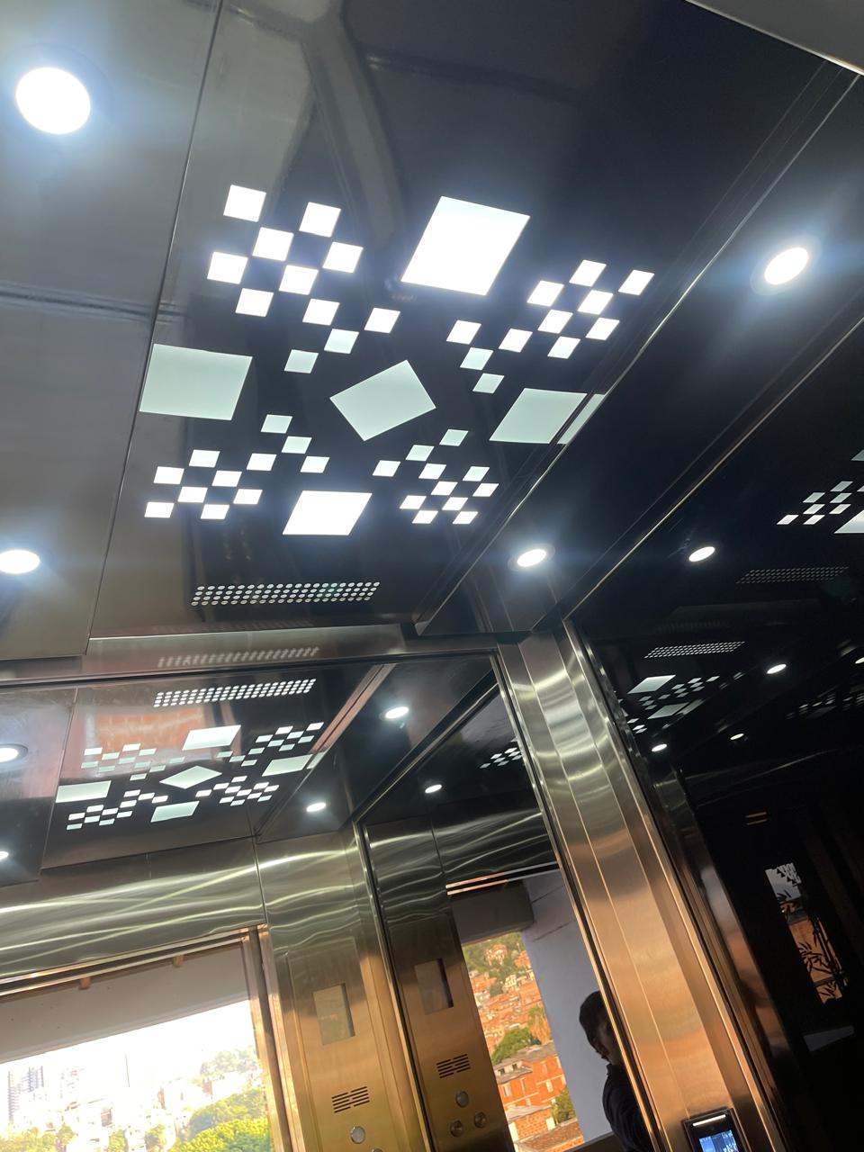 Techo iluminado ascensor Edificio El Rubí Envigado — OTA Vertical modernización